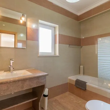 Villa Montes De Sleeps 10 Pool Air Con Wifi