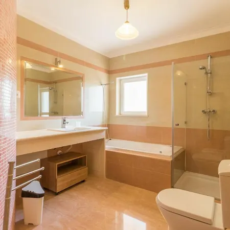 Montes De Sleeps 10 Pool Air Con Wifi וילה
